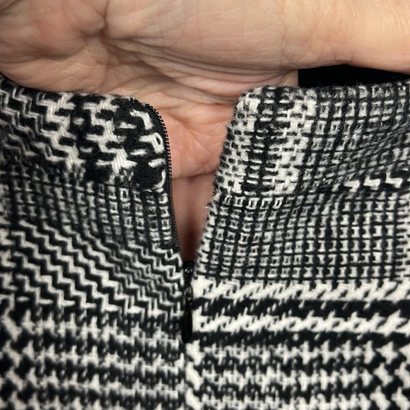 The Free Yoga Womens Jumper M Black White Texture Pattern Lined Back Zip Mini - Picture 10 of 14